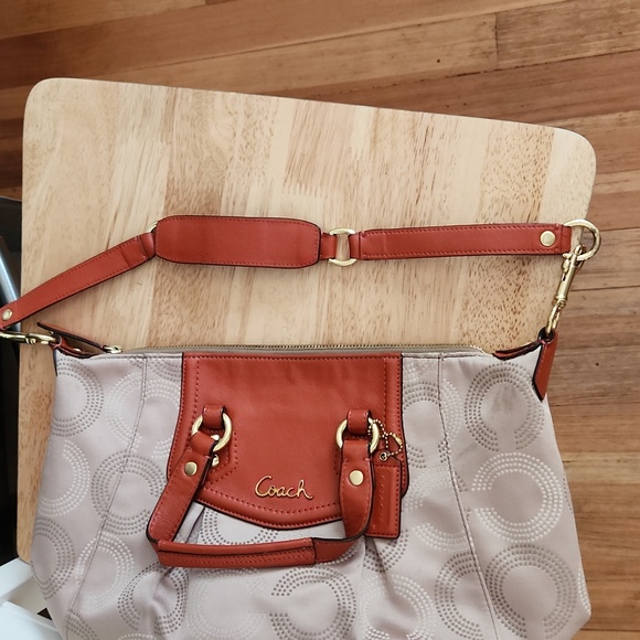 Coach 2 way tote to shoulderbag - Picture 7 of 7